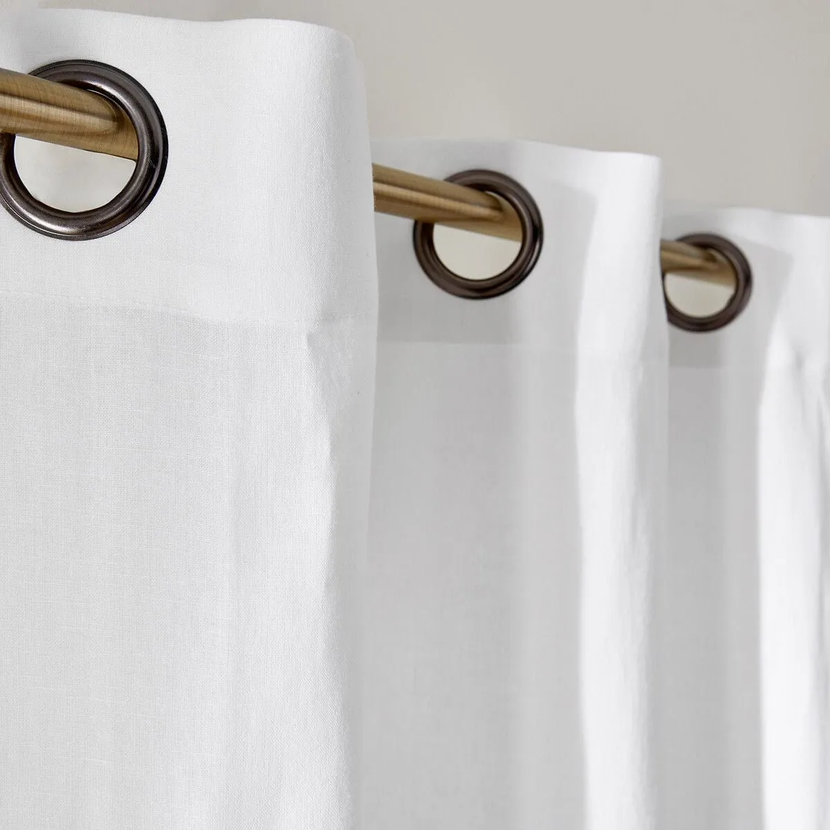 Cortinado com acabamento em ilhós, com argolas metálicas à vista