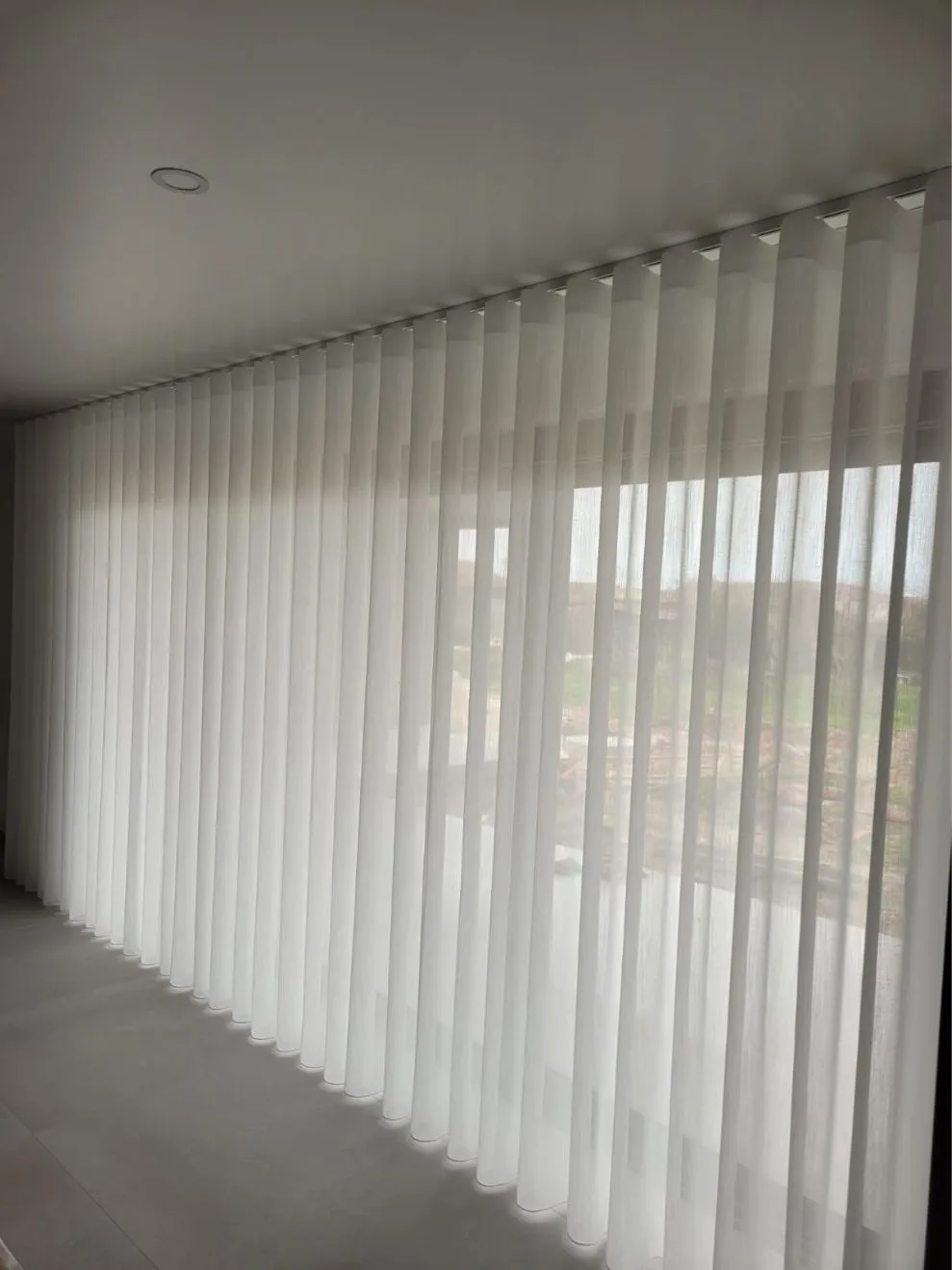 Cortinado com acabamento em onda perfeita, de caimento contínuo