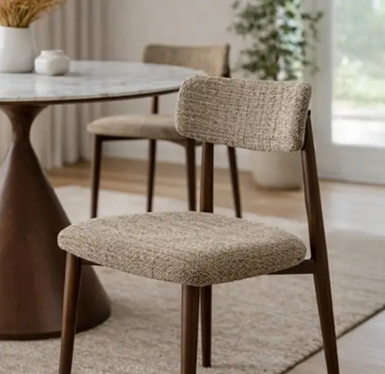 Mesa de jantar com cadeiras estofadas, fornecidas pela Decor Style