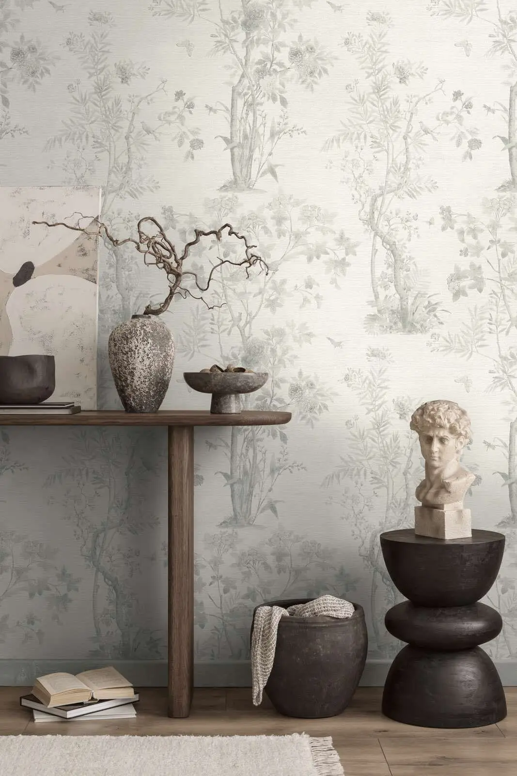 Parede revestida com papel de padrão de árvores, com consola e peças decorativas