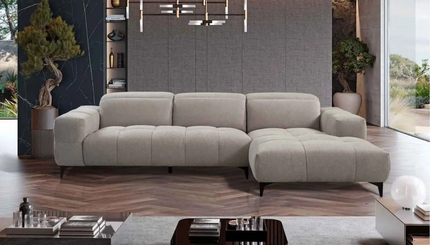 Sofá de canto em tecido claro, com chaise-longue