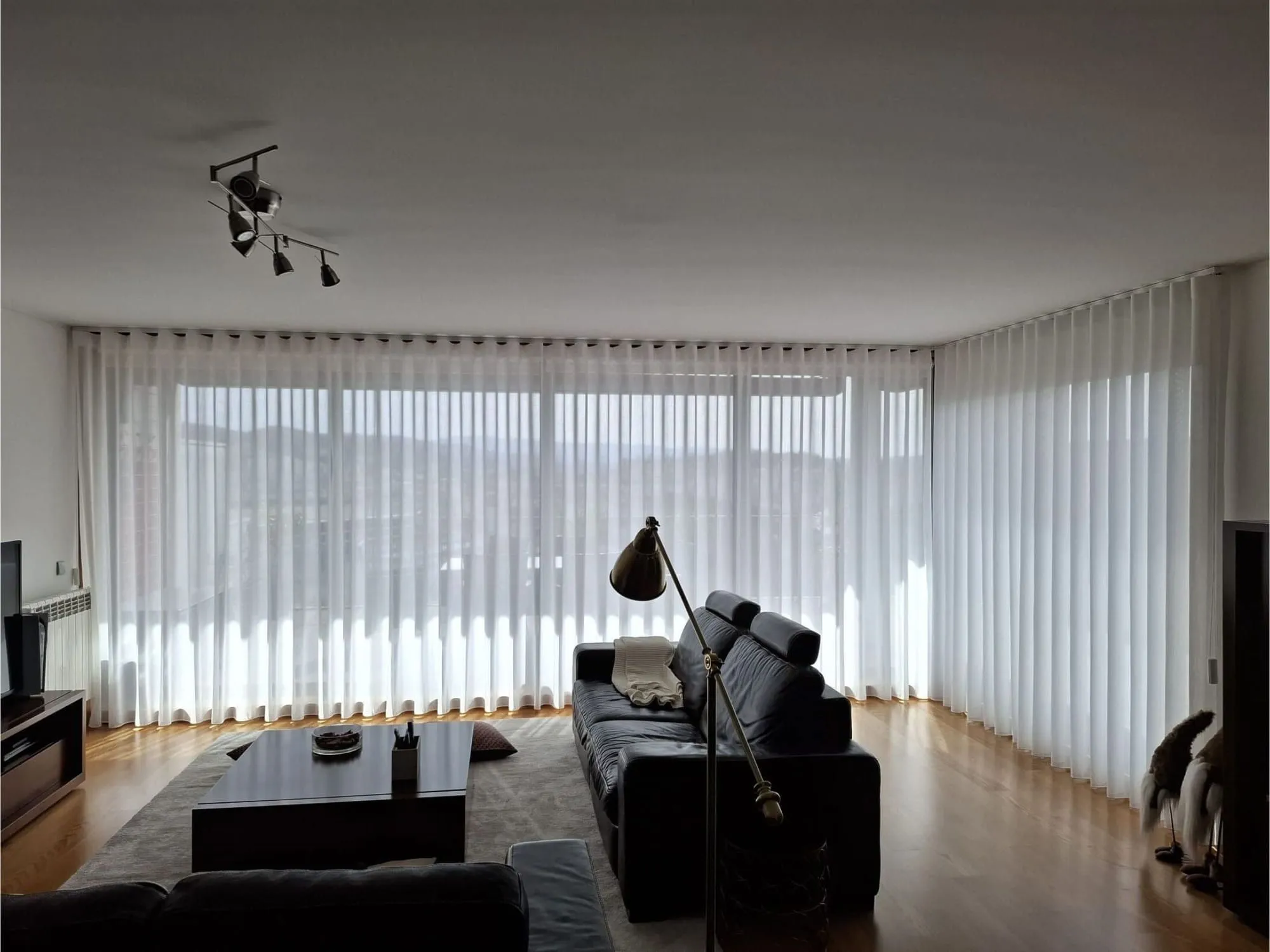 Cortinados à medida aplicados numa sala, confecionados pela Decor Style