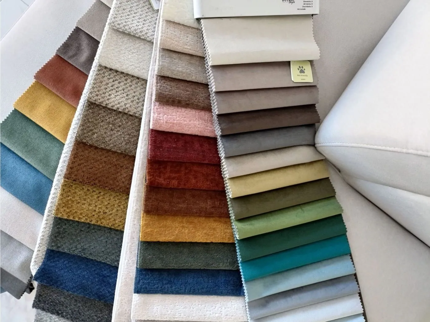 Amostras de tecidos e catálogos disponíveis no showroom da Decor Style